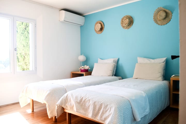 ห้องนอน 2 มีเตียงเดี่ยว 2 เตียงที่สามารถเชื่อมต่อเป็นขนาดควีนไซส์ได้ตามคำขอ มีหมอนและผ้าปูที่นอนให้ เครื่องปรับอากาศเงียบสงบและชัตเตอร์ลูกกลิ้งพลังงานแสงอาทิตย์ มีหนังสือและเกม/ของเล่นให้เลือก 2 -3 อย่าง