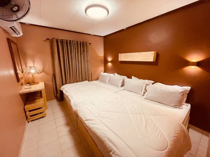 ¡Cada dormitorio cuenta con 2 camas de madera de pino tamaño queen fabricadas a medida y está lujosamente adornado con un colchón de muelles ultra cómodo de 12 pulgadas que te llevará a dormir en el momento en que te acuestes!