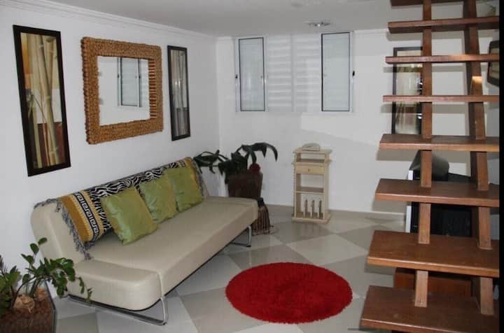 ห้องทางเข้าอพาร์ทเมนท์มีบันไดไม้ที่เข้าถึงห้องนอนชั้นลอยได้