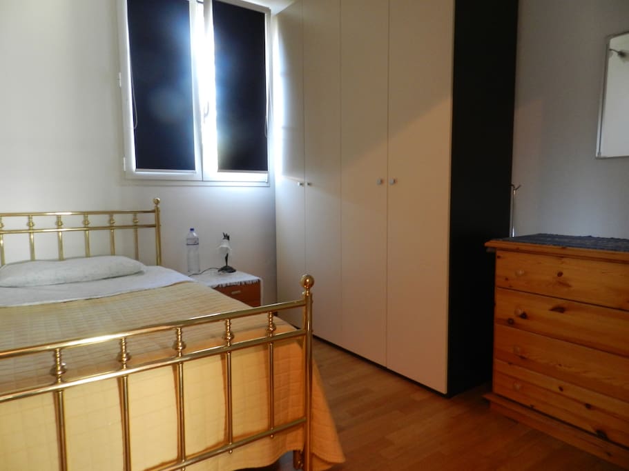 Cameretta con letto a una piazza e mezza