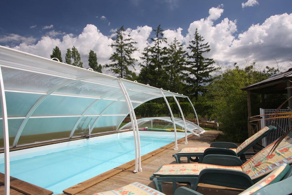 Piscine couverte et chauffée donnant accès à un kiosque