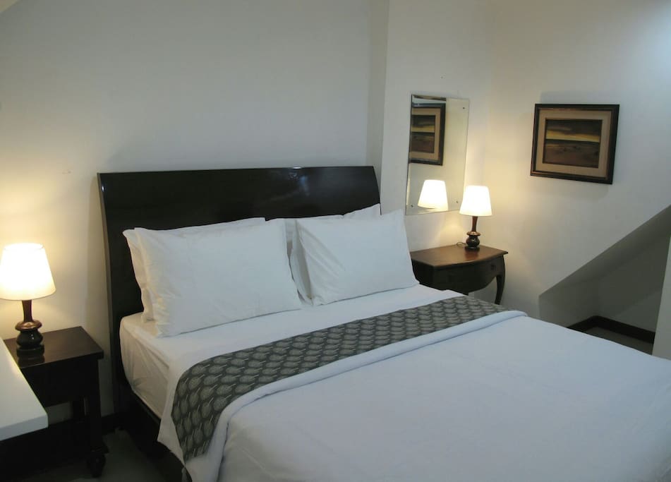 bedroom 2, queen bed