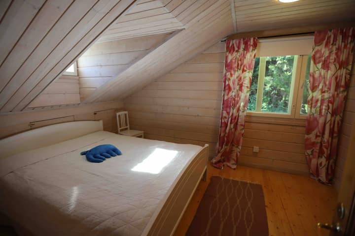 Yläkerran makuuhuone.