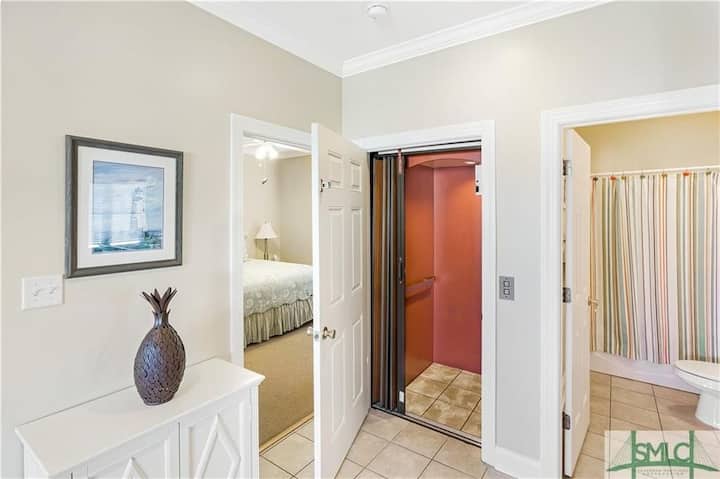 טרקלין עם מעלית שמגיע לכל שלוש הקומות.