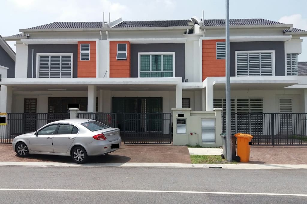 Intermediate house with parking