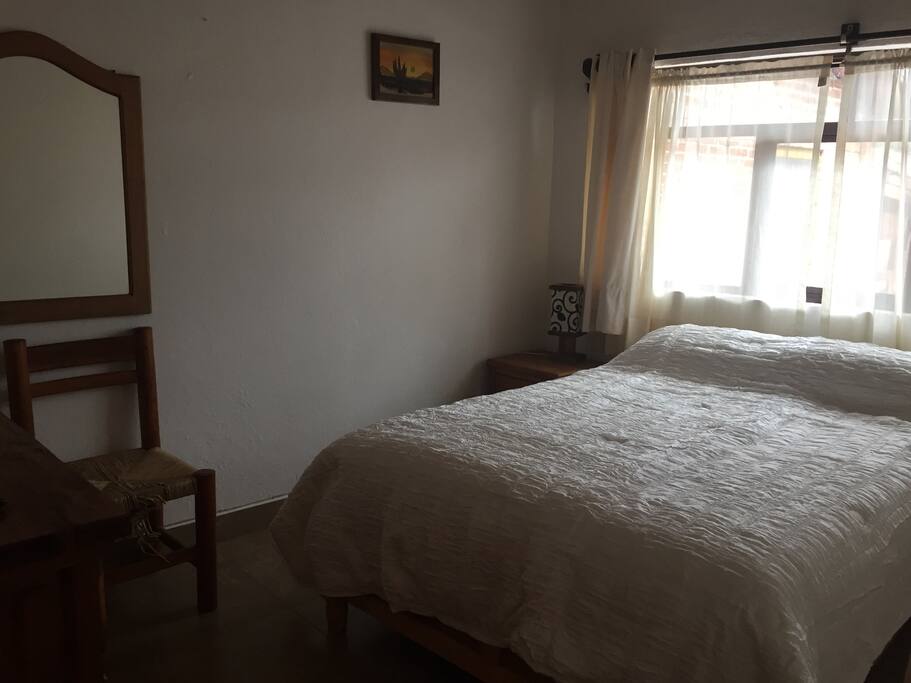 Recàmara con 1 cama matrimonial y closet.