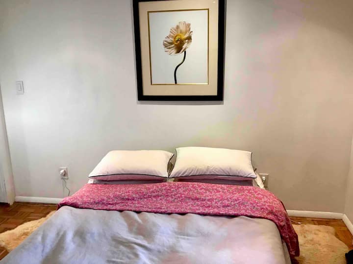 Bedroom  1 Queen size Tempur-pedic mattress . 