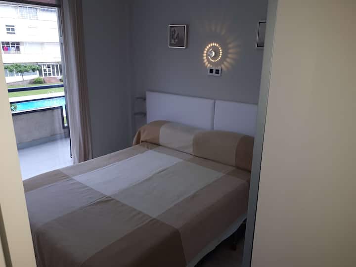 Cama doble de 140x200cm. Con vistas a la piscina.