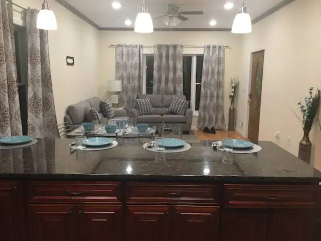 10 BR 6 Bathroom Duplex 15mins to NYC w/ Parking gallery image 2