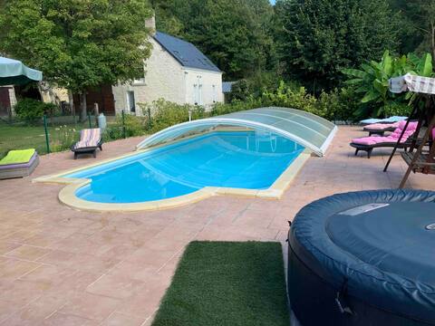 Comfortable house with pool for 11 people