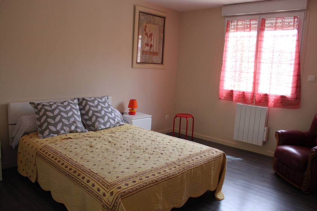Chambre n°2 avec armoire