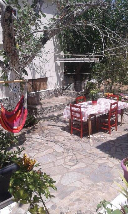 Αυλή με τραπέζι και αιώρα