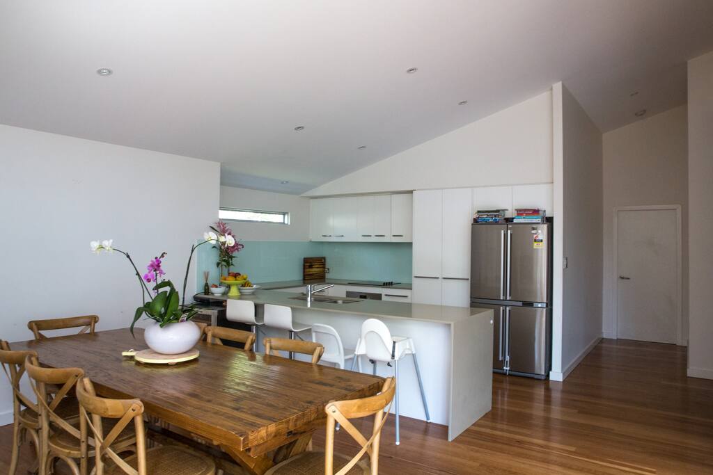10-seat dining table