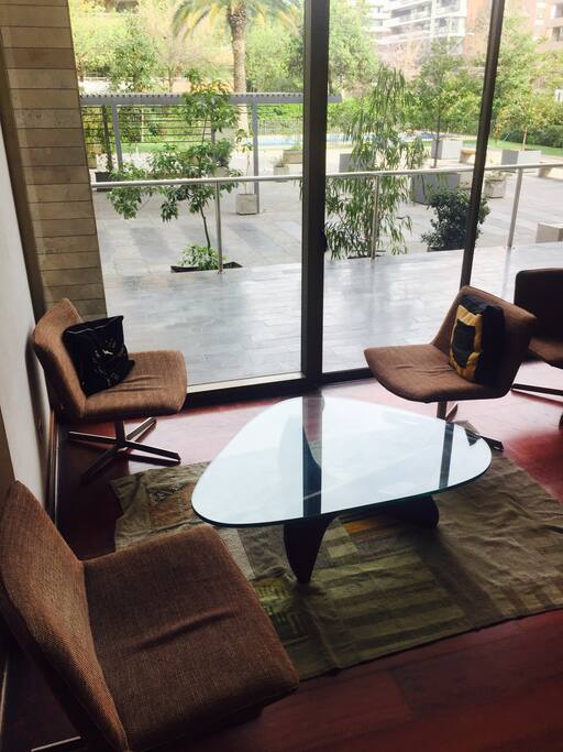 Espacio común del edificio, sala de reuniones Nº2 . Precio aparte por arriendo de acuerdo al Reglamento del Edificio ($3.000 aproximadamente.)
