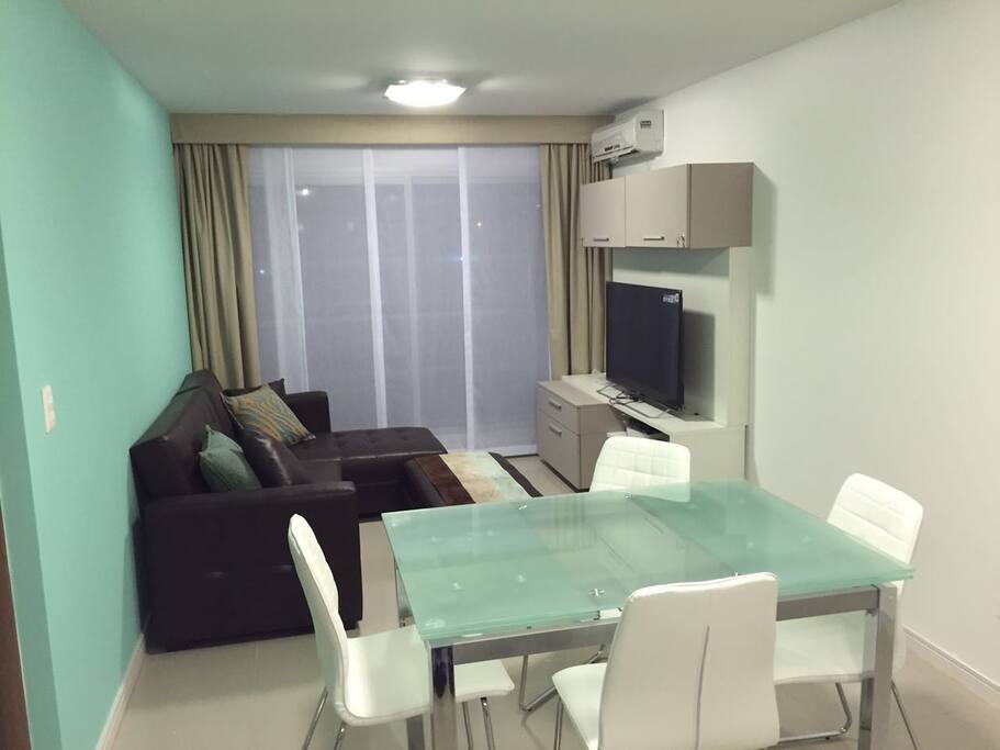 zona living con un sofá práctico que se puede convertir en una cama doble o dos simples
