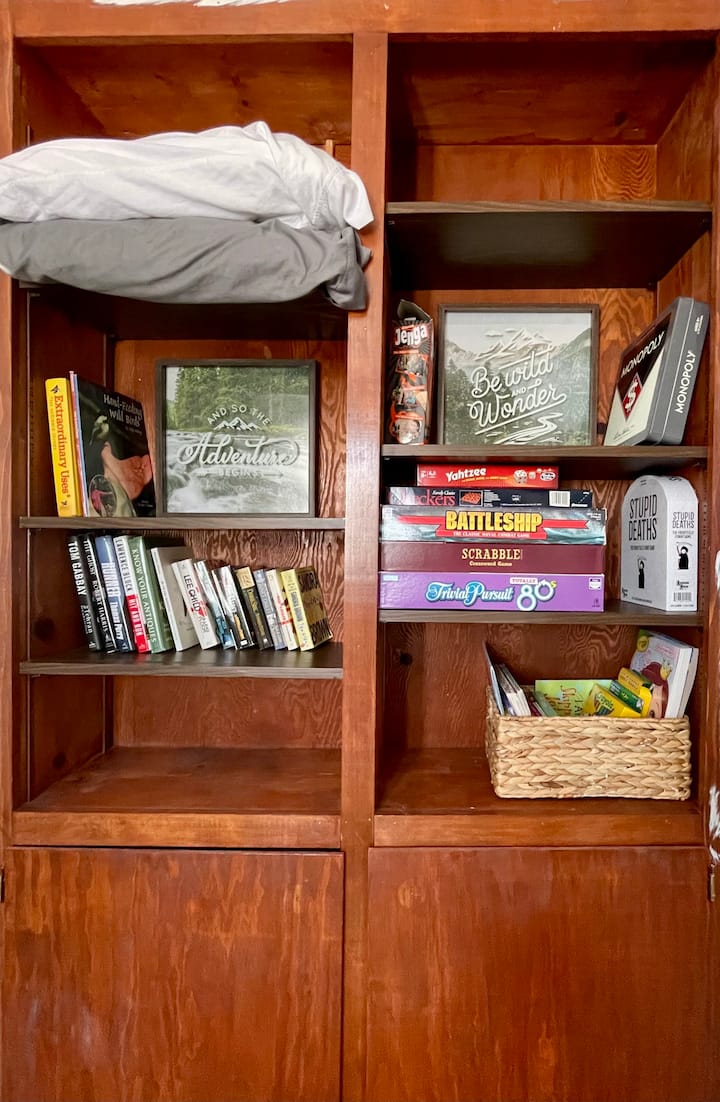 Jeux et livres dans cette chambre