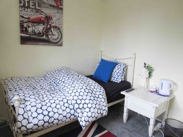 Small single room, near to the Hospital and Uni