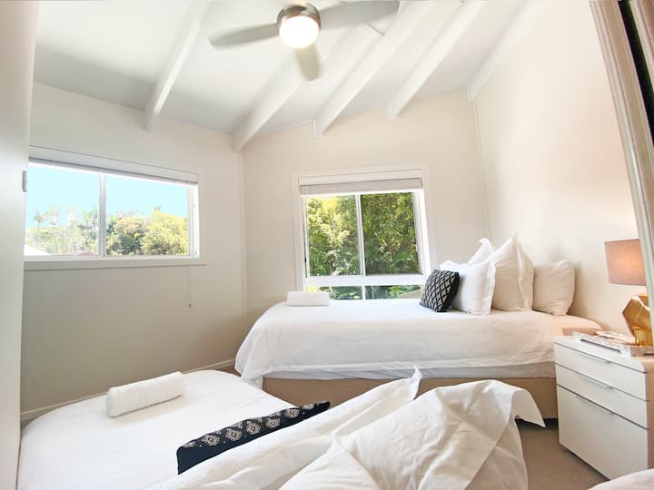 CHAMBRE 3 : à l'étage, configuration de la chambre avec le lit simple King Size somptueux et le canapé-lit (qui se transforme en un autre lit simple King Size), cette chambre offre une belle vue sur les montagnes et sur le jardin arrière + climatisation/chauffage et ventilateur.