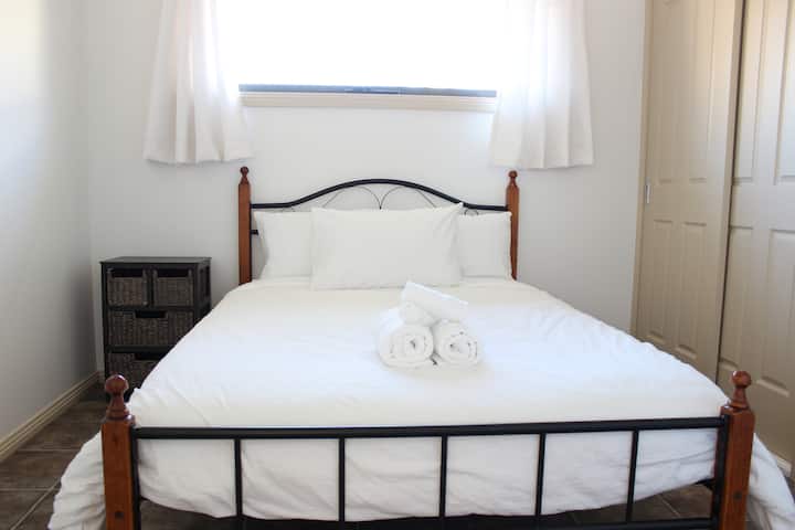 后面单元的卧室双人床