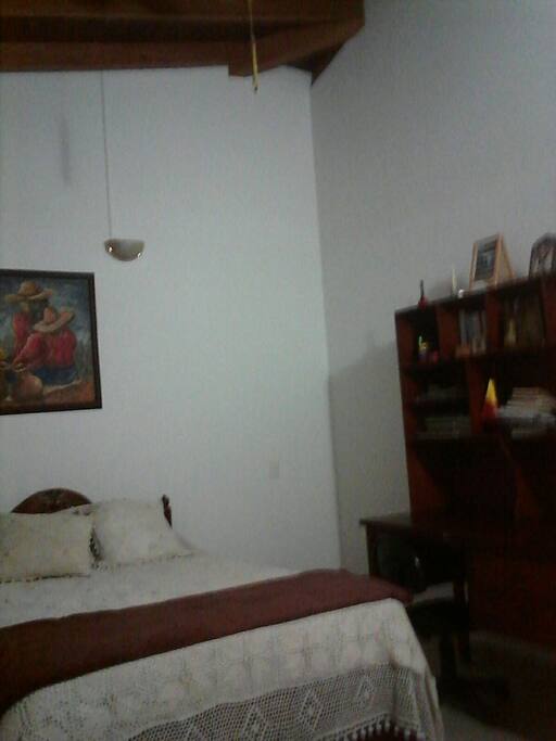 alcoba con escritorio.