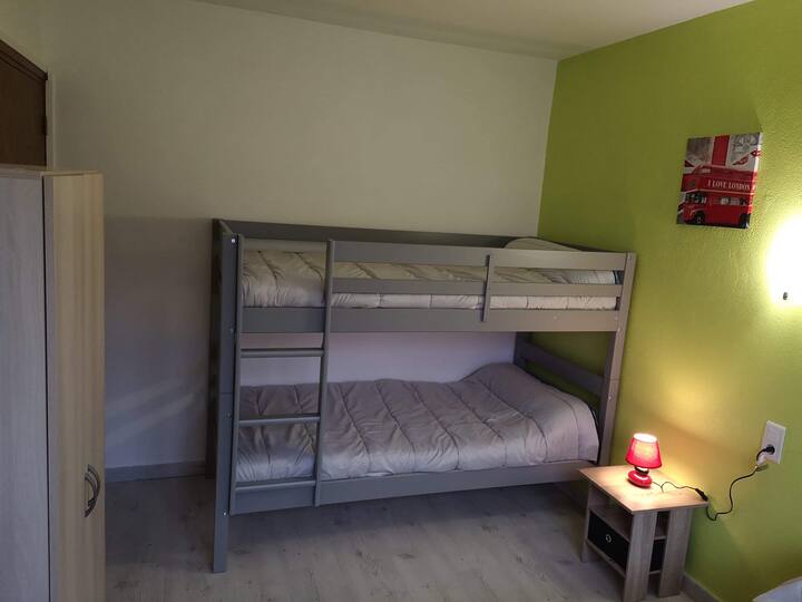 卧室双层床和90床