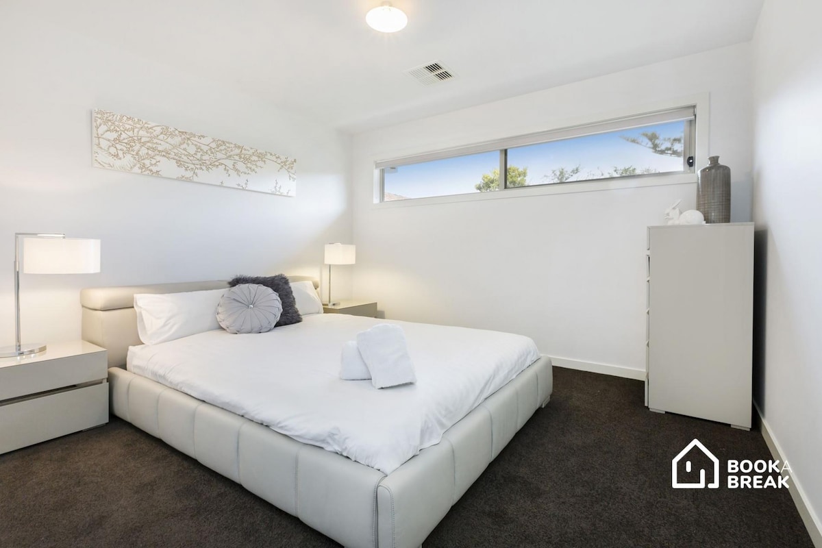 Spálňa 2 má manželskú posteľ a vstavané župany