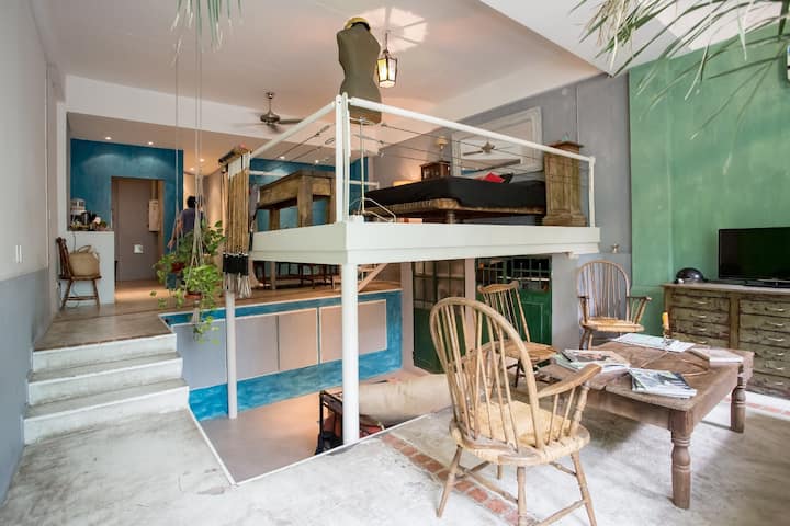 ห้องนั่งเล่นและพื้นที่นอน