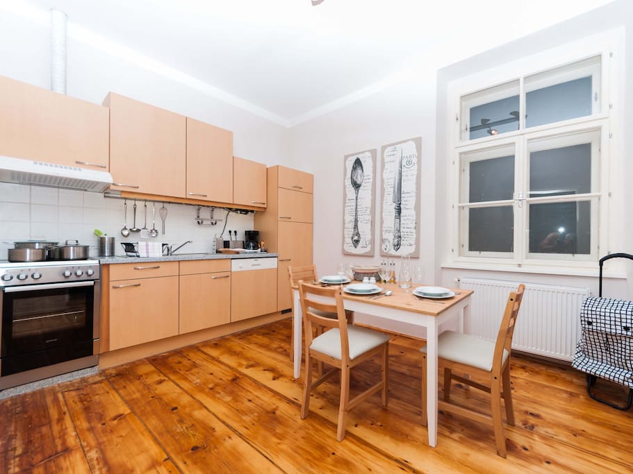 Fully equipped kitchen and dining table