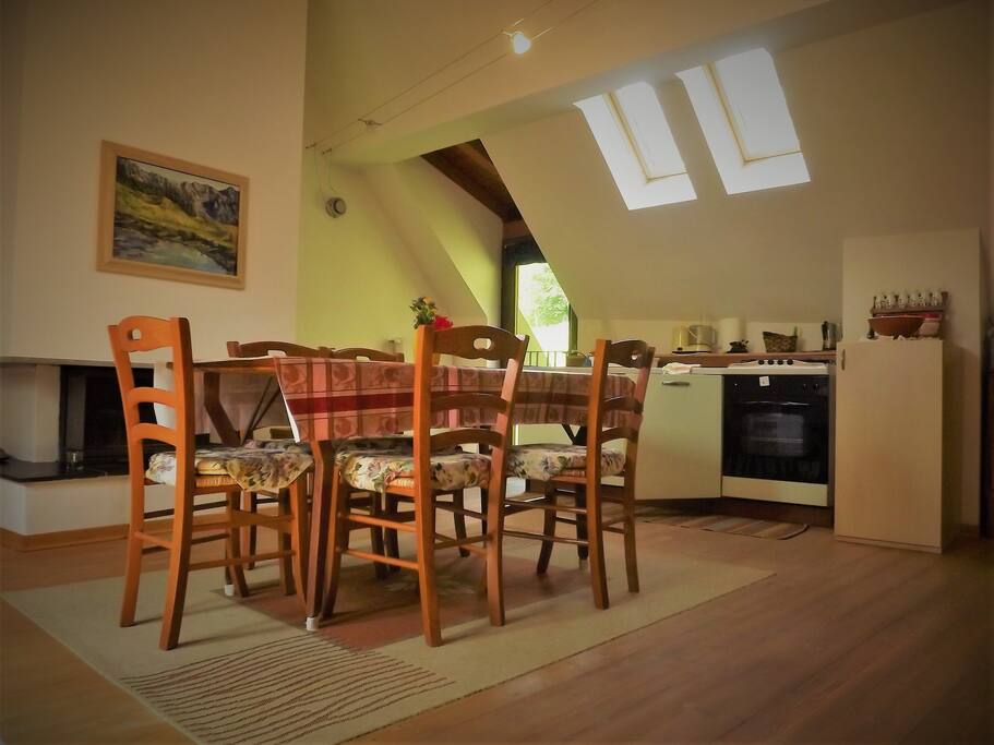 Tavolo da pranzo e angolo cucina