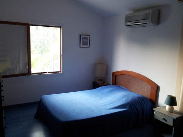dormitorio principal con baño