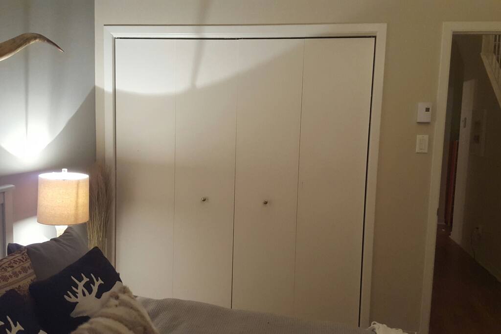 Double closet entirely yours ! / Garde-robe double avec beaucoup de rangement et entièrement à votre disposition