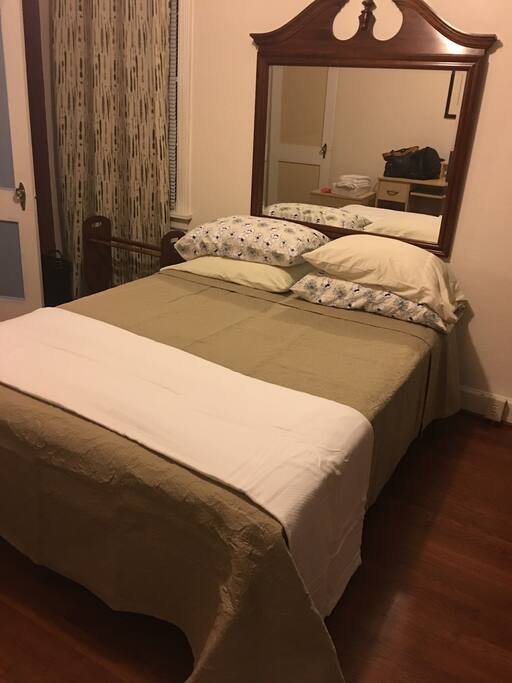 Queen/full bed bedroom