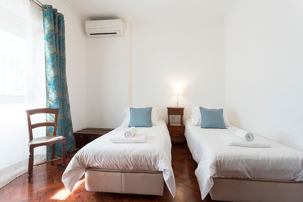 Room 'Jeronimos' with two single beds.