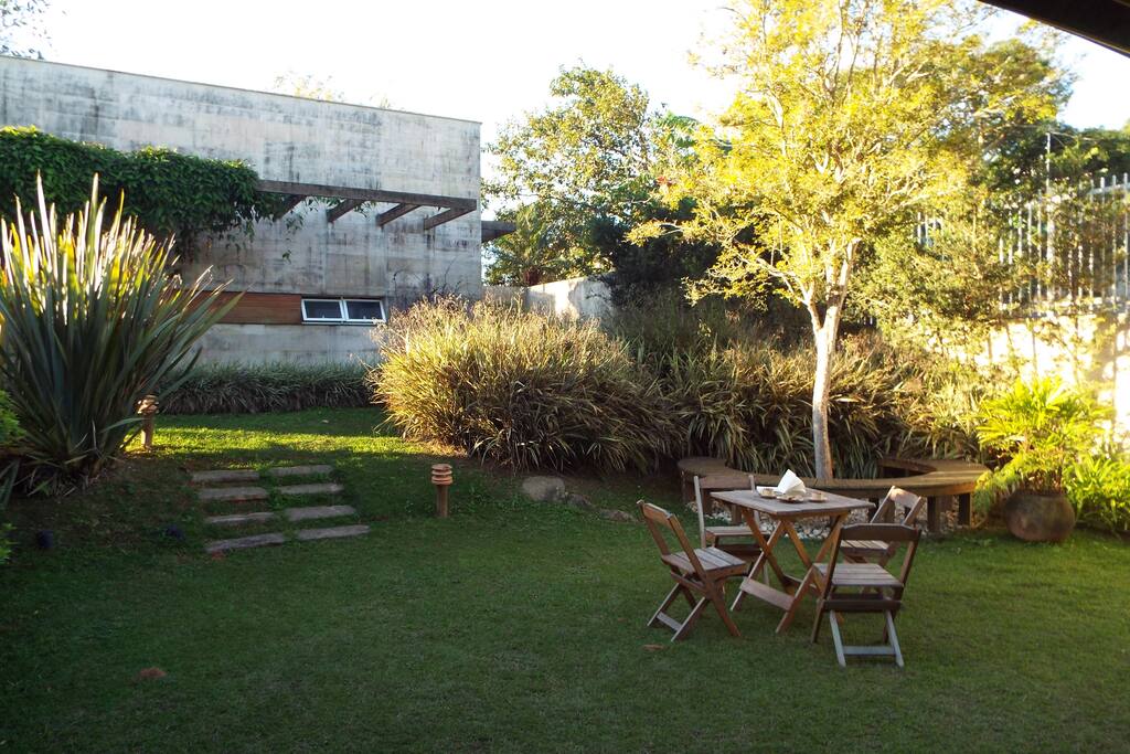 Ambiente aconchegante junto às árvores, ideal para um café e uma boa leitura.