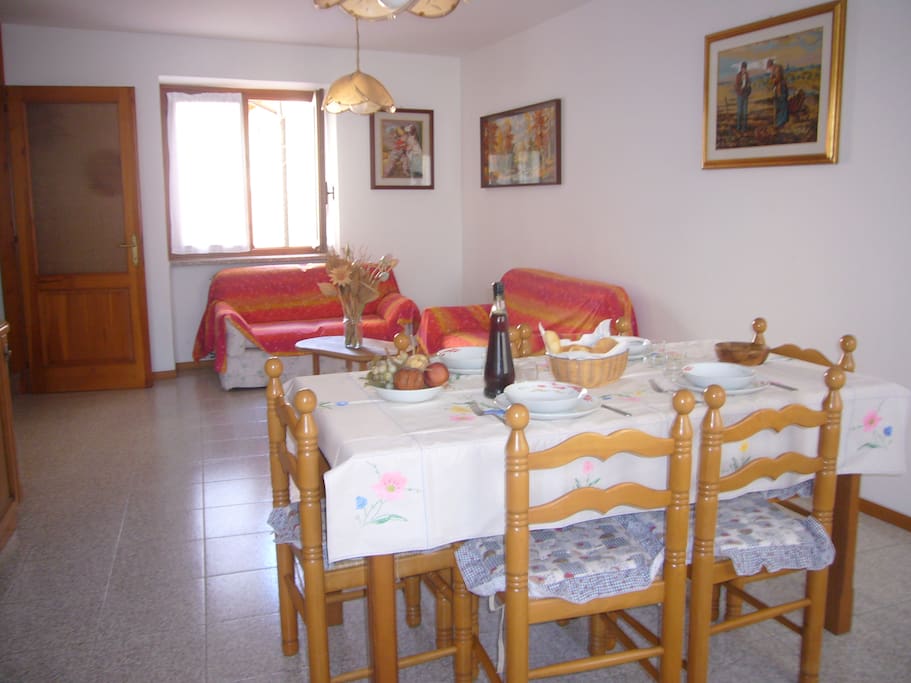 Pranzo e soggiorno -
Esszimmer mit Wohnzimmer