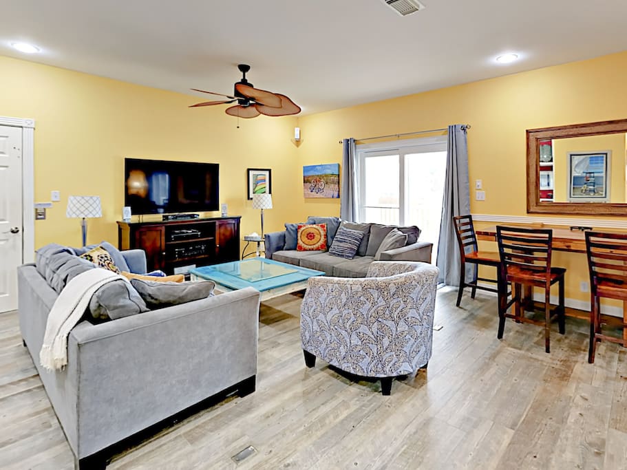 Perfect for large groups, an open floor plan creates a warm, welcoming vibe.