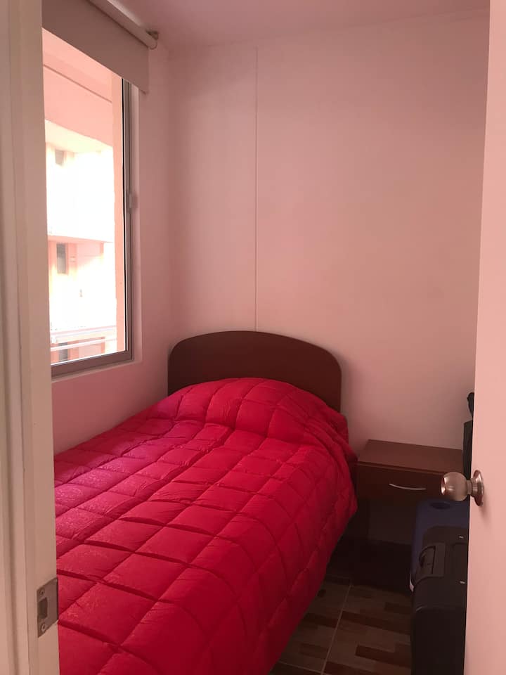 Tercer dormitorio con cama individual y cortina roller black out