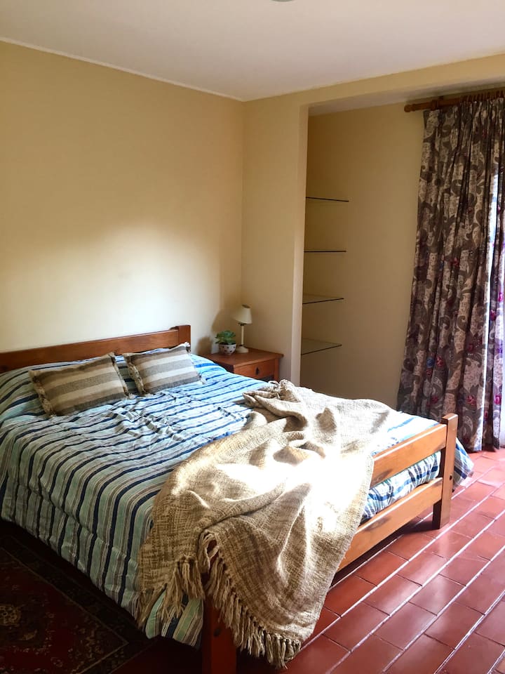 Chumba kikubwa cha kulala kina sehemu tofauti ya kutoka kwenda kwenye ua wa ndani