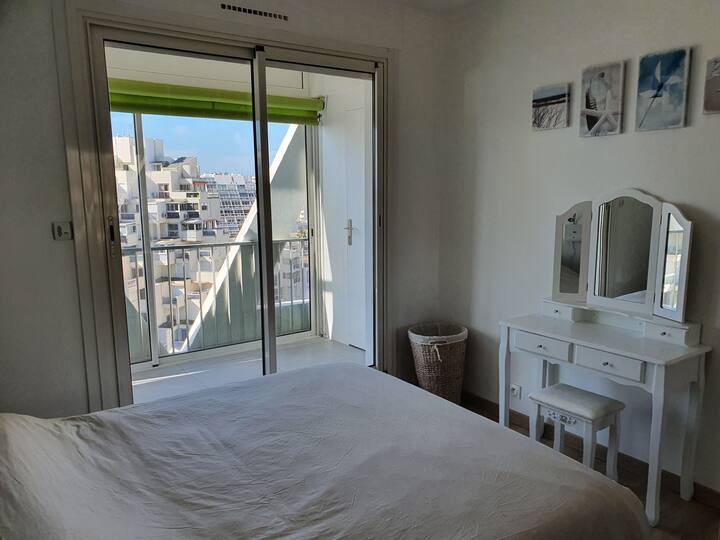 غرفة نوم ثانية تطل على تراس