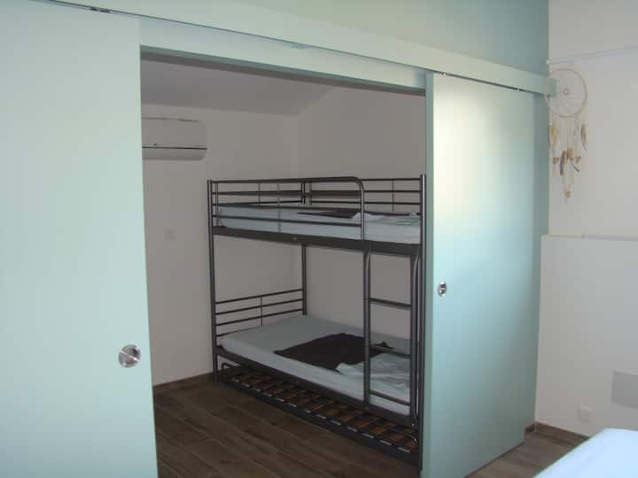 et une plus petite qui communique et sans fenêtre