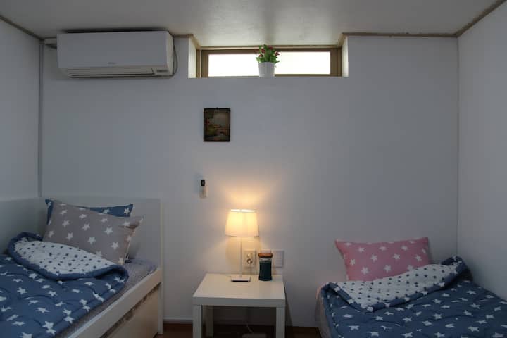 Room1
( 1 Bunk bed,
1 Single bed , table,
standlamp,
wardrobe,
Airconditioner,)