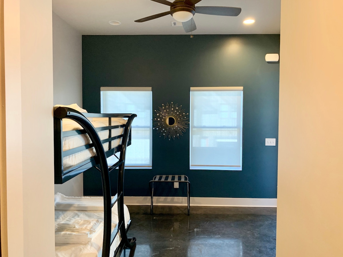 Chumba cha kulala kwenye ghorofa ya 1 chenye vitanda 4 vipya vya ghorofa na magodoro mapya ya Zinus Memory Foam Cloud! 