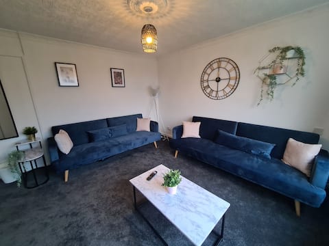 Popular Airbnb listing: 6 Beds, Sleeps 8, 1 mile from New Cross Hospital in Heath Town