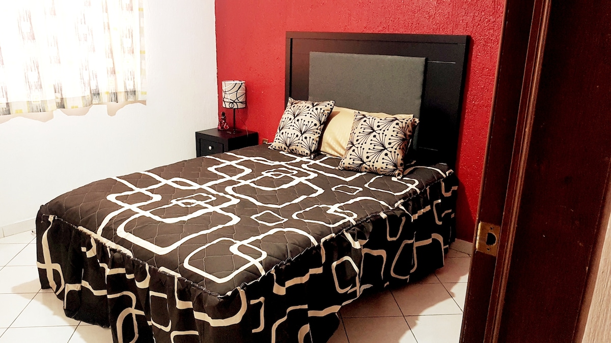 غرفة نوم مزدوجة في الغرفة 4 مريحة ومريحة ومهواة بشكل جيد ومضيئة وجاهزة للراحة