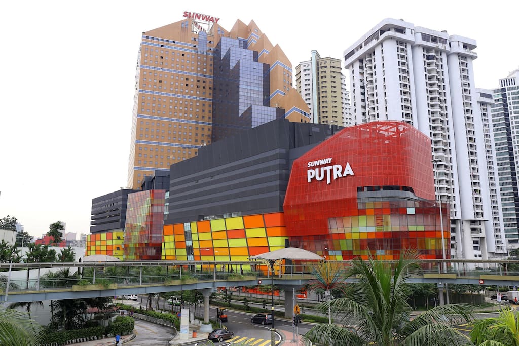 Sunway Putra Shopping mall beside house. you can eat food and go shopping.