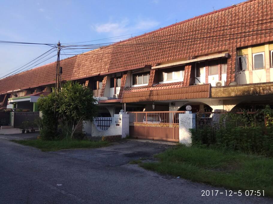 View from the road. 350 metres to Tesco and Kinta Valley Shopping Mall. 4 km to famous Kong Heng food paradise and Concubine Lane and railway station.