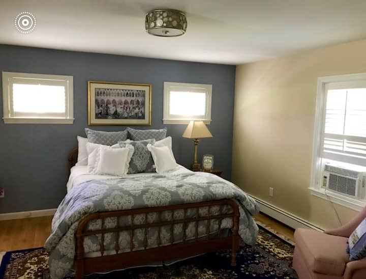 Основна спалня с двойни гардероби, самостоятелна баня и телевизор 