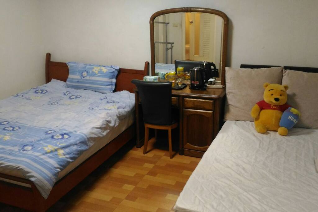 A double-bed, a single-bed, LED TV, a refrigerator and air conditioner...溫馨小提醒:我們會依住房的人數安排房型,2人入住安排一雙人床(若需多加一床或一被酌收一次性200清潔費),3人入住多1單人床
