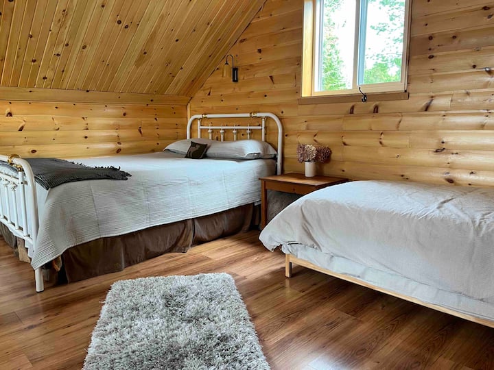 السرير الفردي على اليمين هو سريران مكدسان.