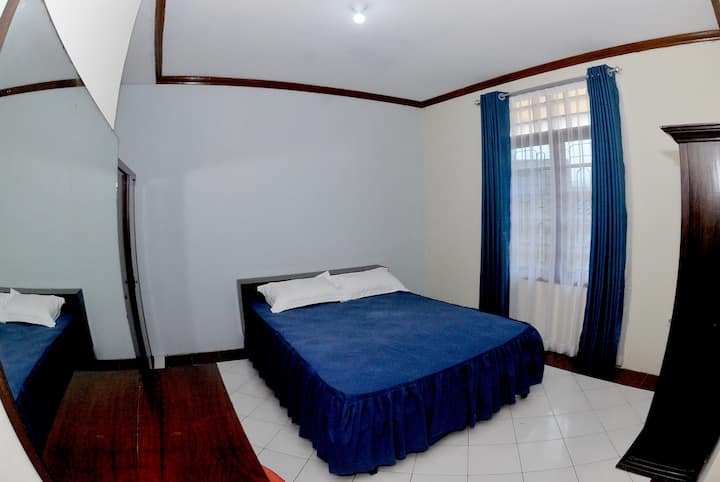 חדר שינה ראשי מרווח הצמוד לחדר רחצה. מיטה ראשית מרווחת מאוד עם חדר רחצה בפנים.